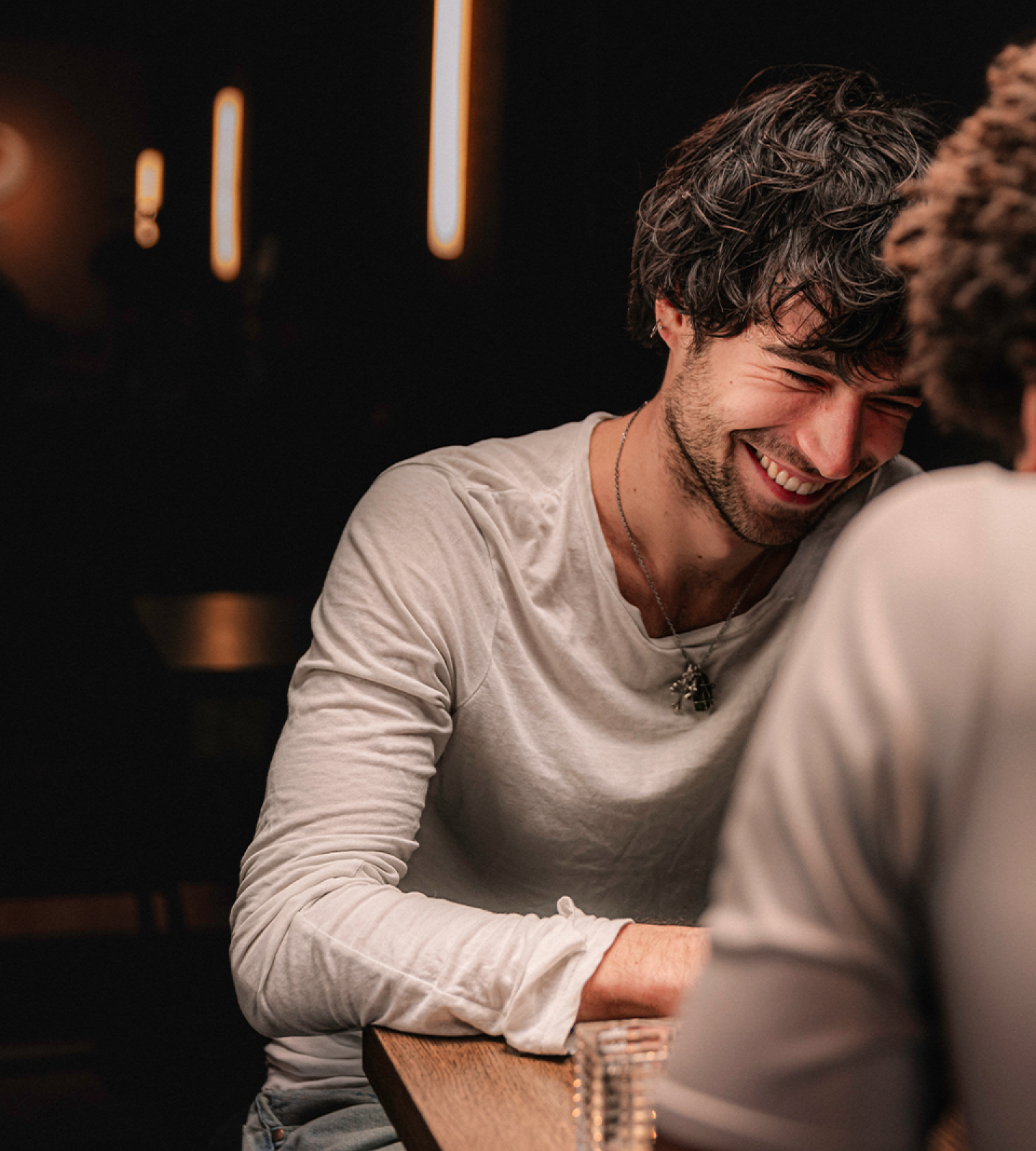 Deux personnes en rendez-vous, l'homme rit